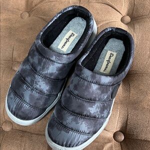 DEARFORMS Kids Black & Gray Camo Slip-On Puffer Slippers